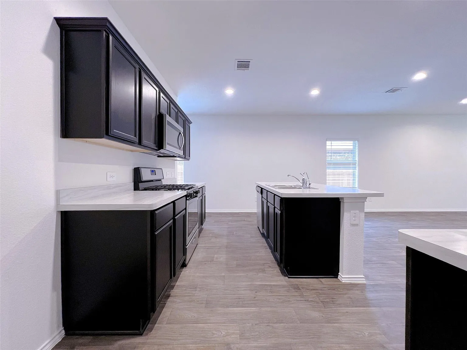 4 bed, 2.5 bath, 2042 sqft, $1,900 — Photo 4