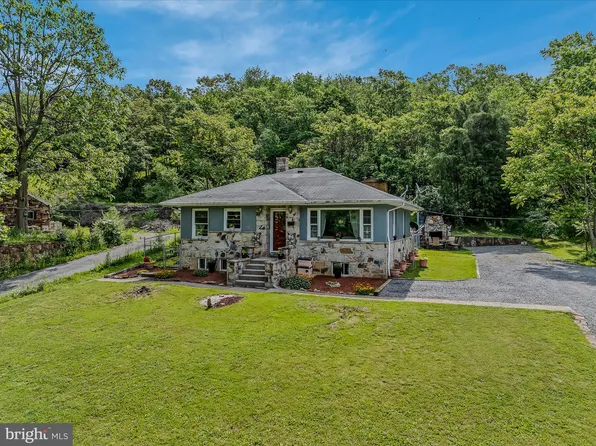 9 S Laurel Ave, Berkeley Springs, WV 25411