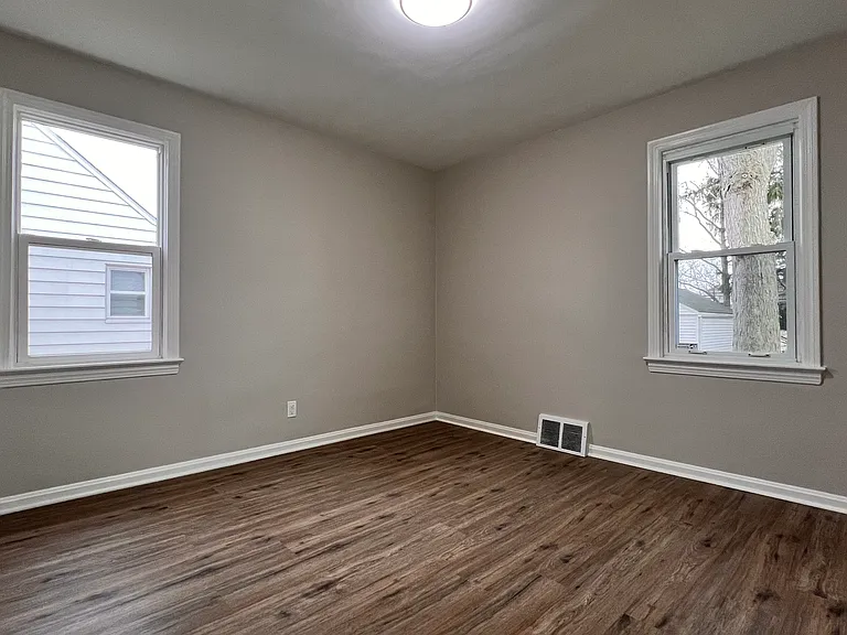 5128 Catherine St — Photo 13