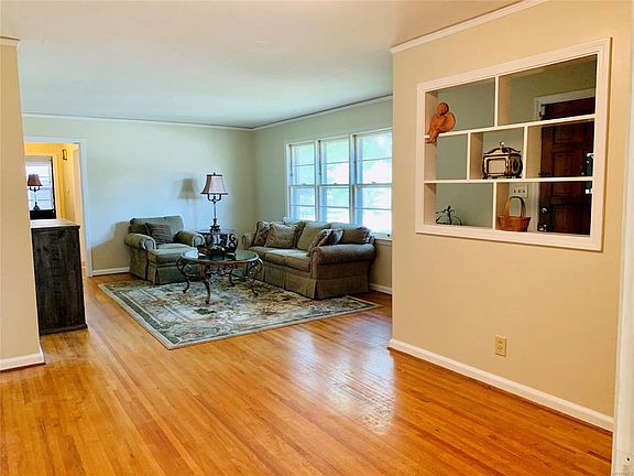 5th image of 320 Bellehurst Dr