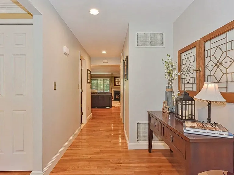 601 Browning Ln — Photo 2
