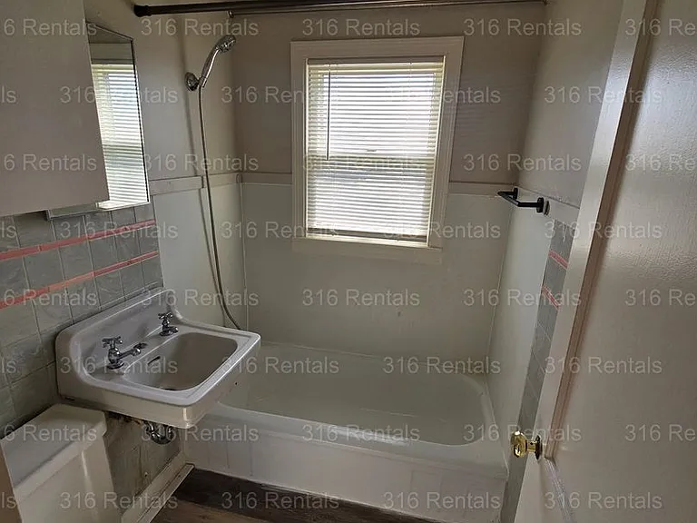 121 W 2nd St — Photo 9