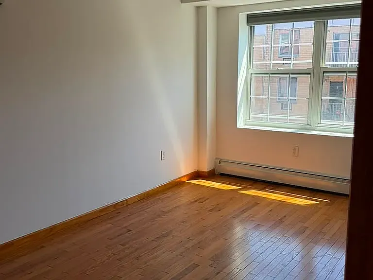 35-19 Leavitt St #4J — Photo 7