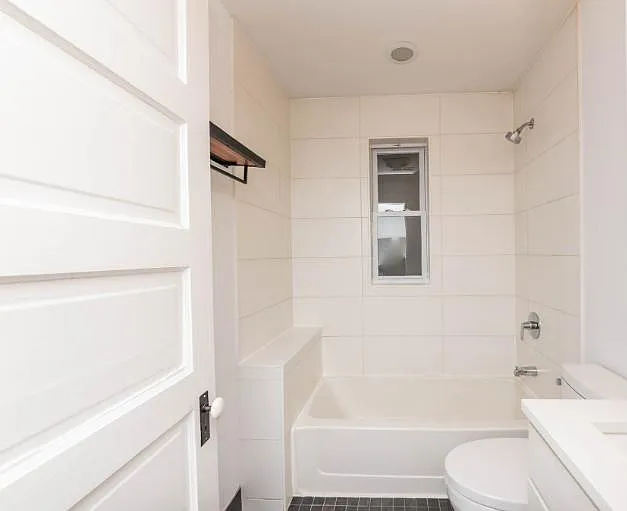 1821 W Barry Ave #1 — Photo 18