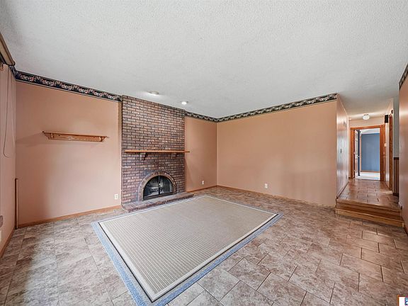 3rd image of 14631 Eastbourne St