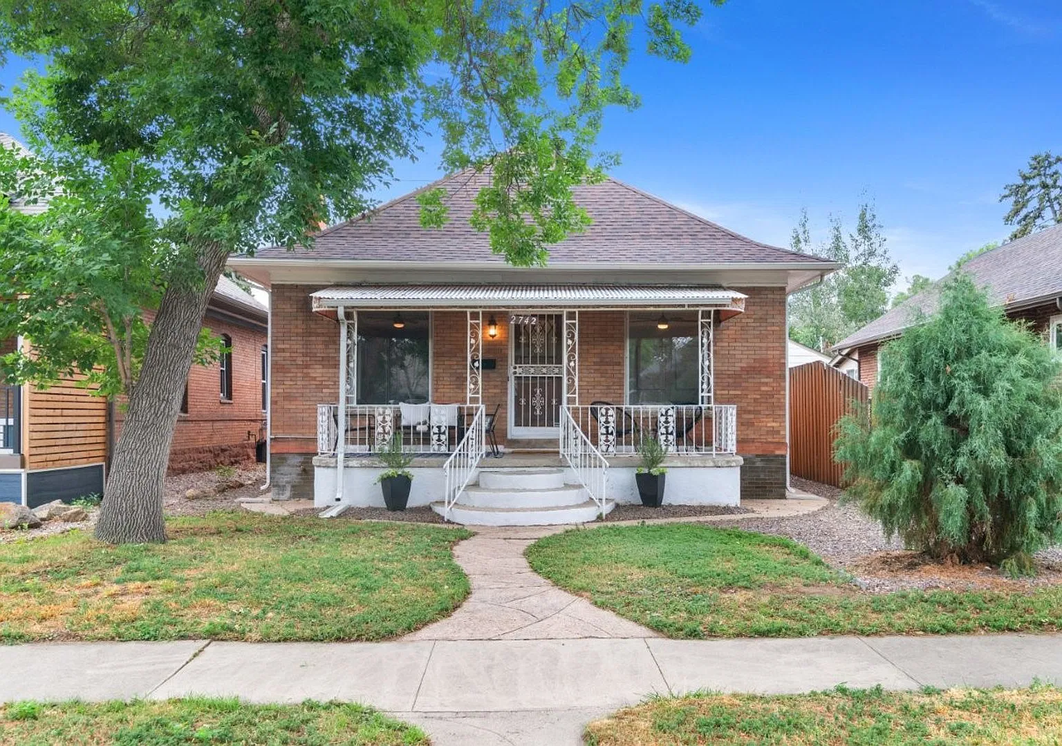 Amazing 3 Bed/2 bath Sunnyside Location — Photo 1