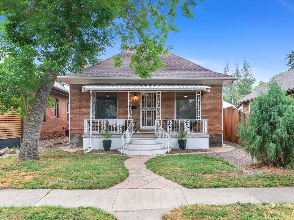 2742 W Denver Pl