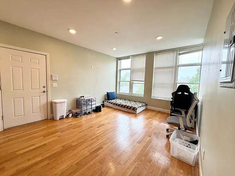 299 Dudley St — Photo 3