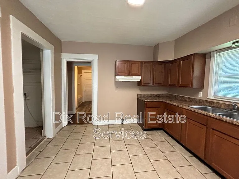 123 N Miami St — Photo 8