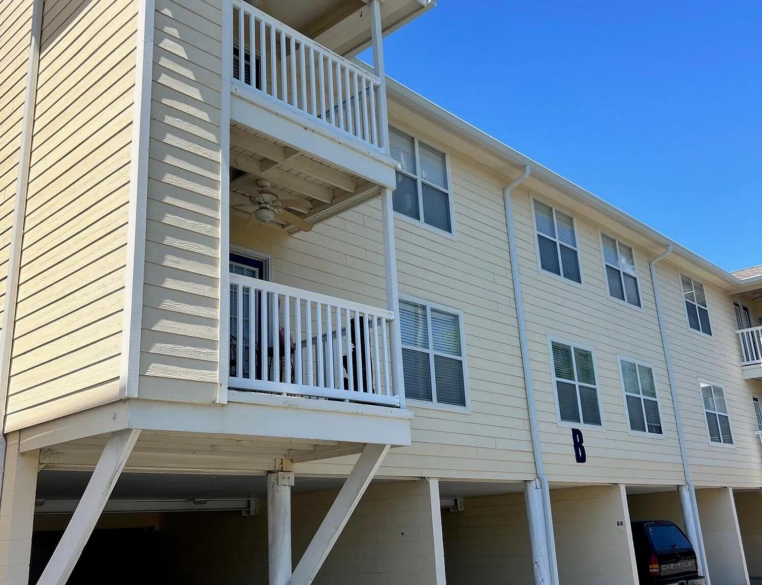 2 bed, 2.0 bath, 875 sqft, $2,100 — Photo 1