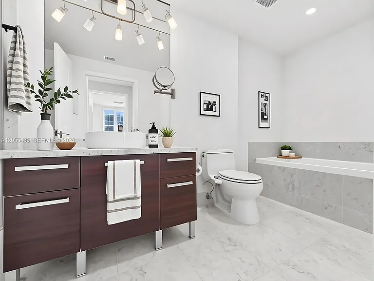 253 NE 2nd St #1804 — Photo 3