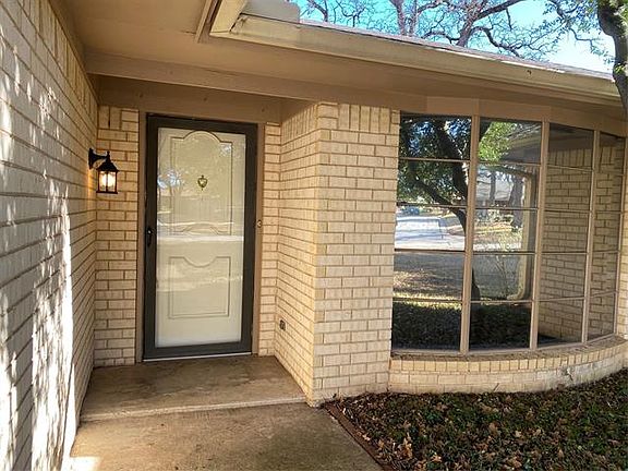 2nd image of 3907 Linden Dr
