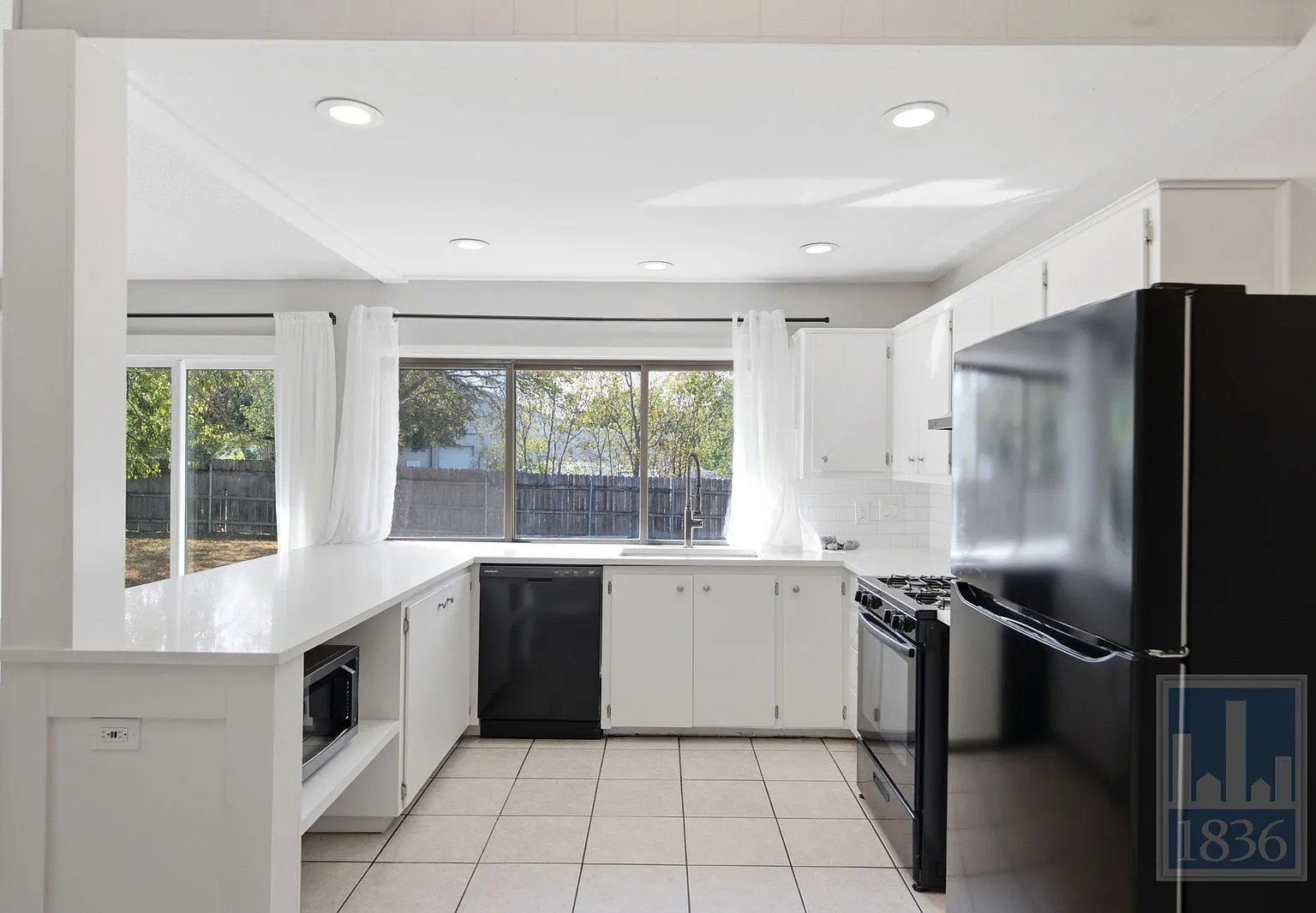 3 bed, 2.0 bath, 1336 sqft, $2,100 — Photo 3