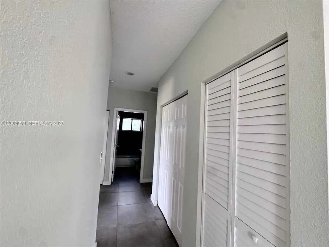 3770 SW 50th Ave — Photo 2