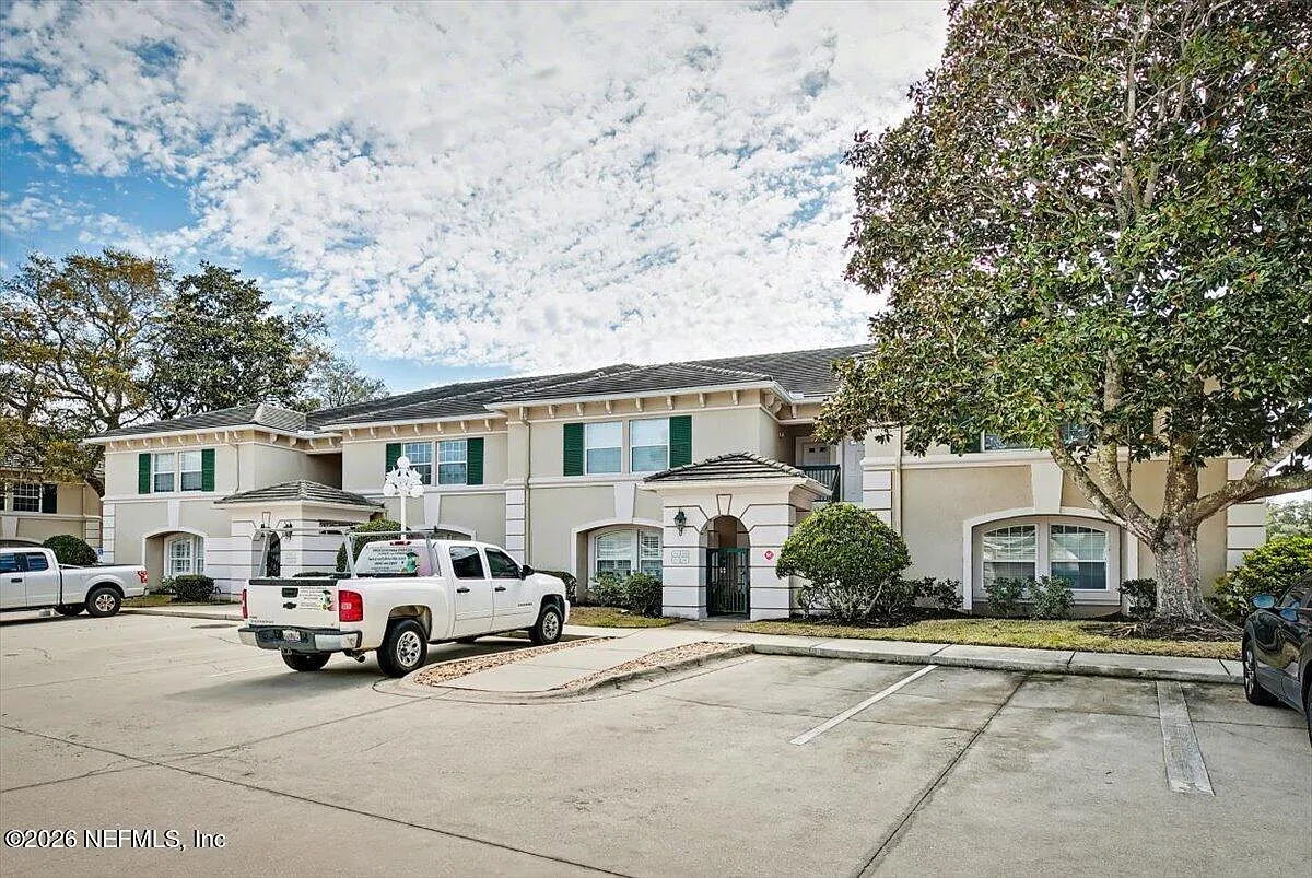 3 bed, 2.0 bath, 1731 sqft, $3,195 — Photo 4