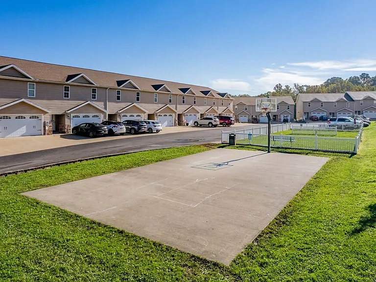 Graycliff Townhomes — Photo 28