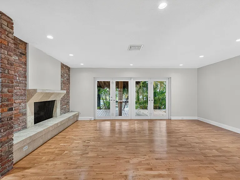 2213 NE 16th St — Photo 9