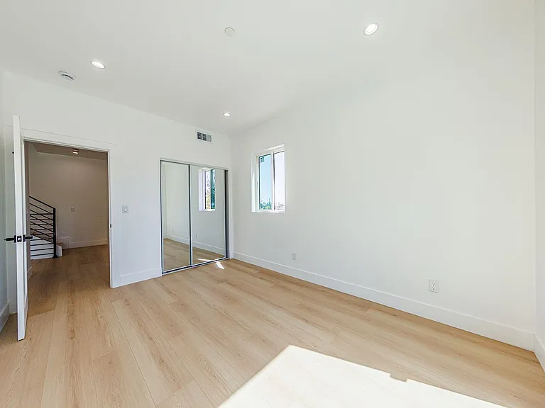 1330 S. Longwood Ave. — Photo 99