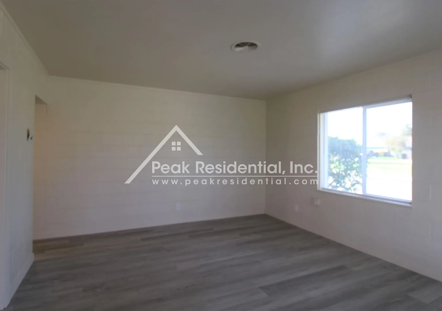 Charming Tahoe Park 2bd/1ba Duplex — Photo 3