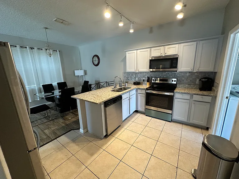 1737 Royal Ridge Dr — Photo 3