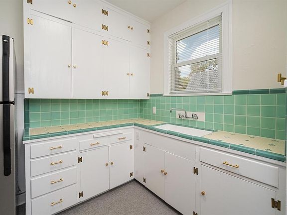 5th image of 2012 Enfield Rd APT B