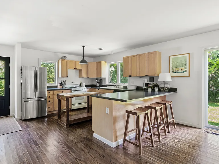 156 N Main St — Photo 10