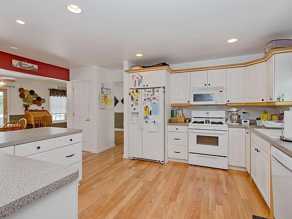 05_46CherryBendDr_5_Kitchen_HiRes