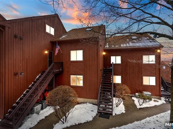 1 Baltusrol Ct, Vernon, NJ 07462