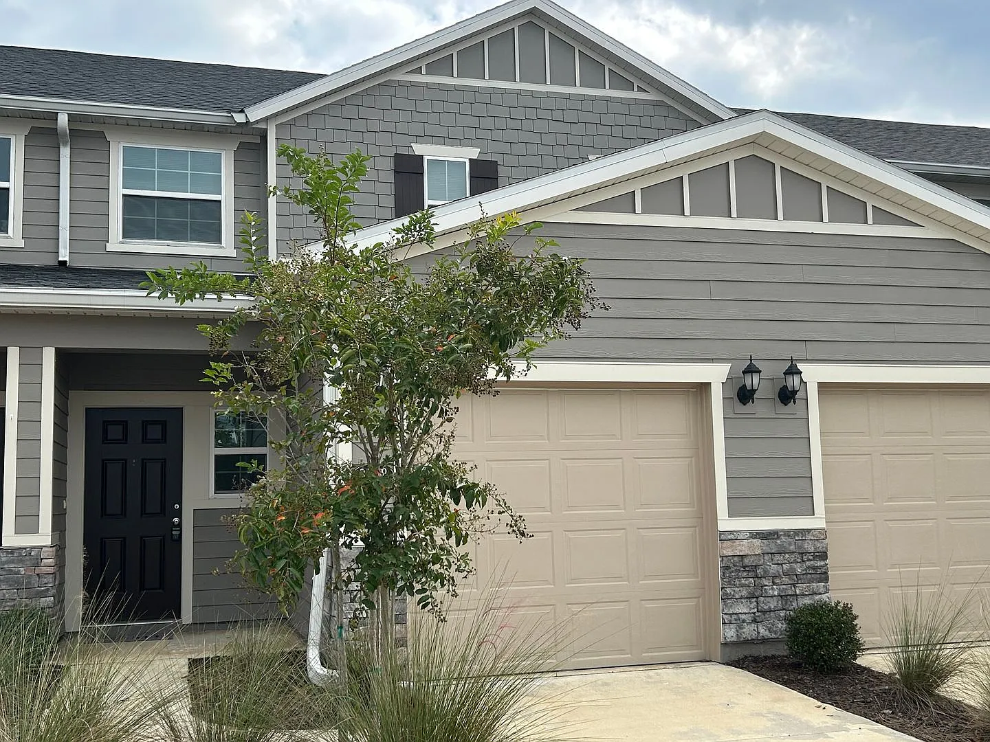 Stunning 2/2.5 Townhouse near Oakleaf! — Photo 3