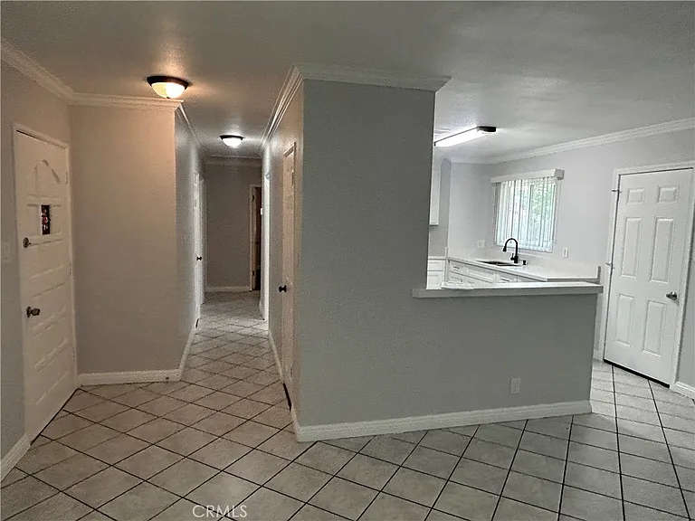 390 E Carter St — Photo 5