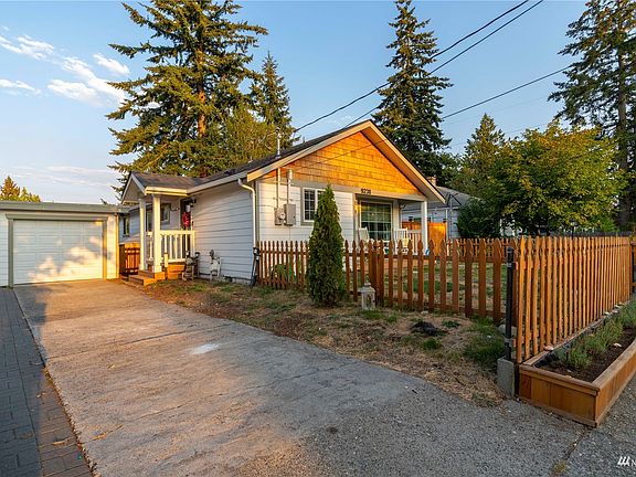 Plenty of off-street parking. Cute flower raised beds border the sidewalk!>