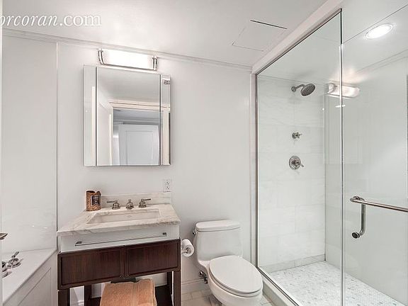 5th image of 140 E 63rd St APT 6B