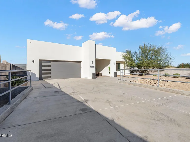 2252 E South Mountain Ave — Photo 4