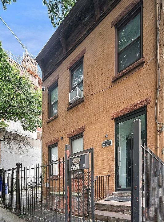 1st image of 471 E New York Ave