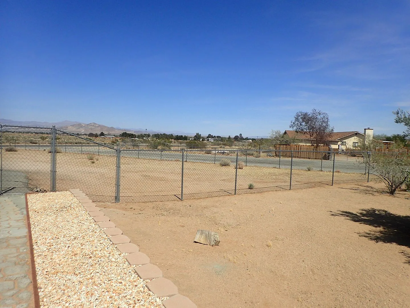 4 Bedroom 2 bath with admirable amount of fenced in property. — Photo 3