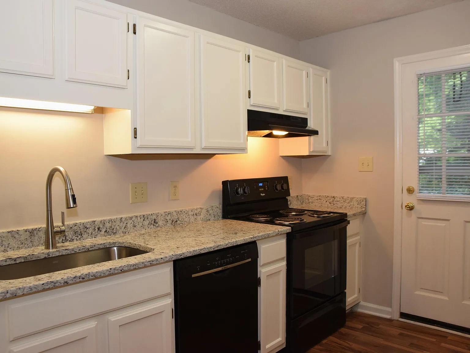 2 bed, 2.5 bath, 1112 sqft, $1,600 — Photo 2