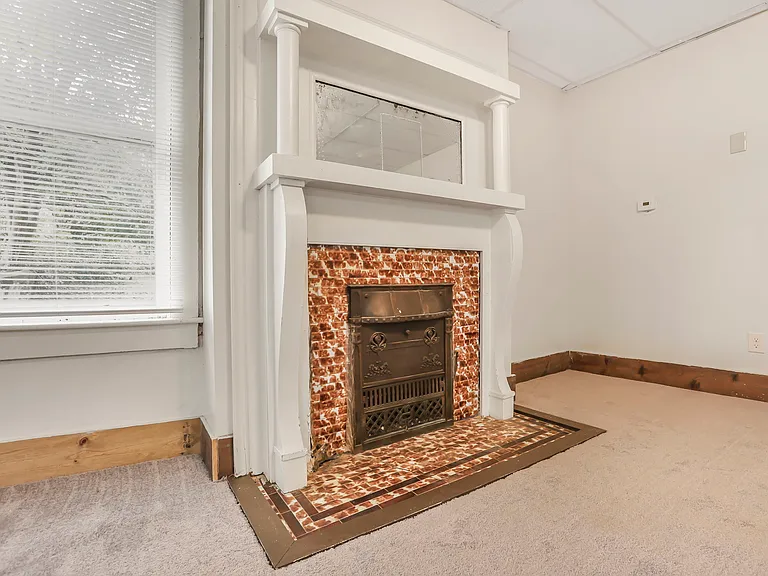 Greenwood Ave — Photo 15