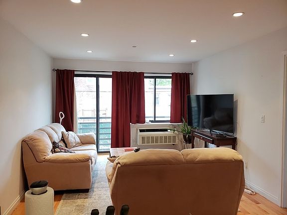 5th image of 2646 30th St APT 3R