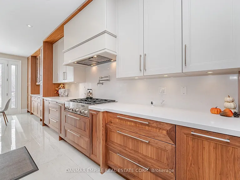 2118 Vineland Cres — Photo 9