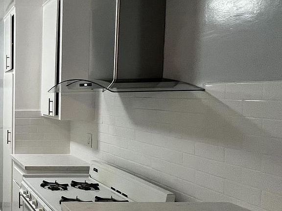 5th image of 233 W Queen St APT 3