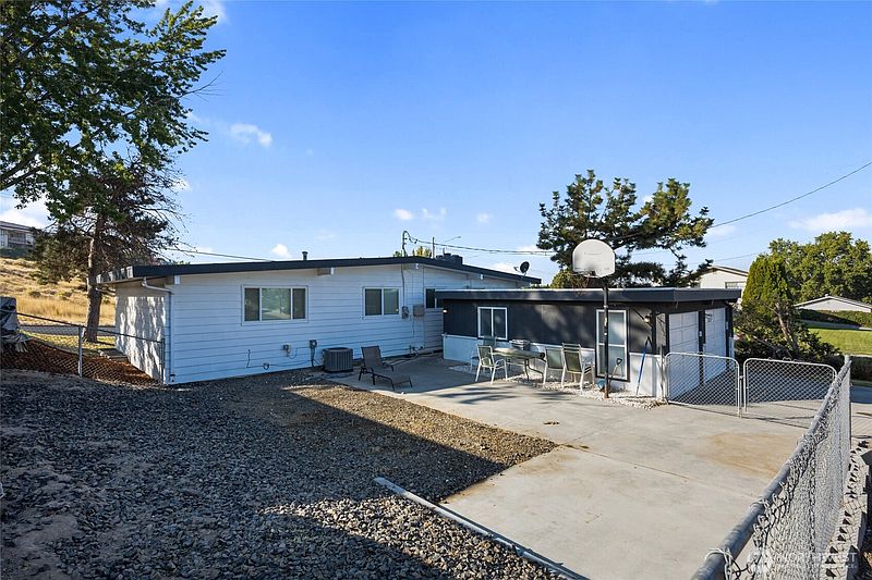 4th image of 128 W Nelson Road