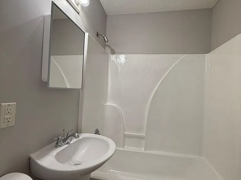 10919 Ewing Ave — Photo 7