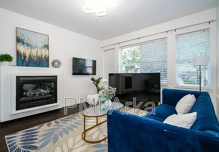 2460 NE Park Dr — Photo 3