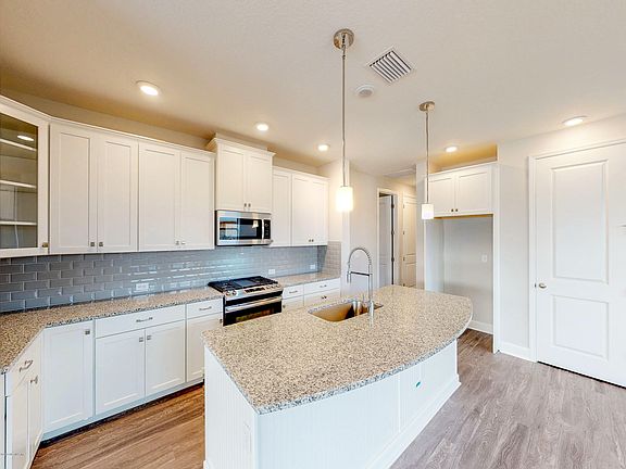 2nd image of 221 Vista Lake Cir