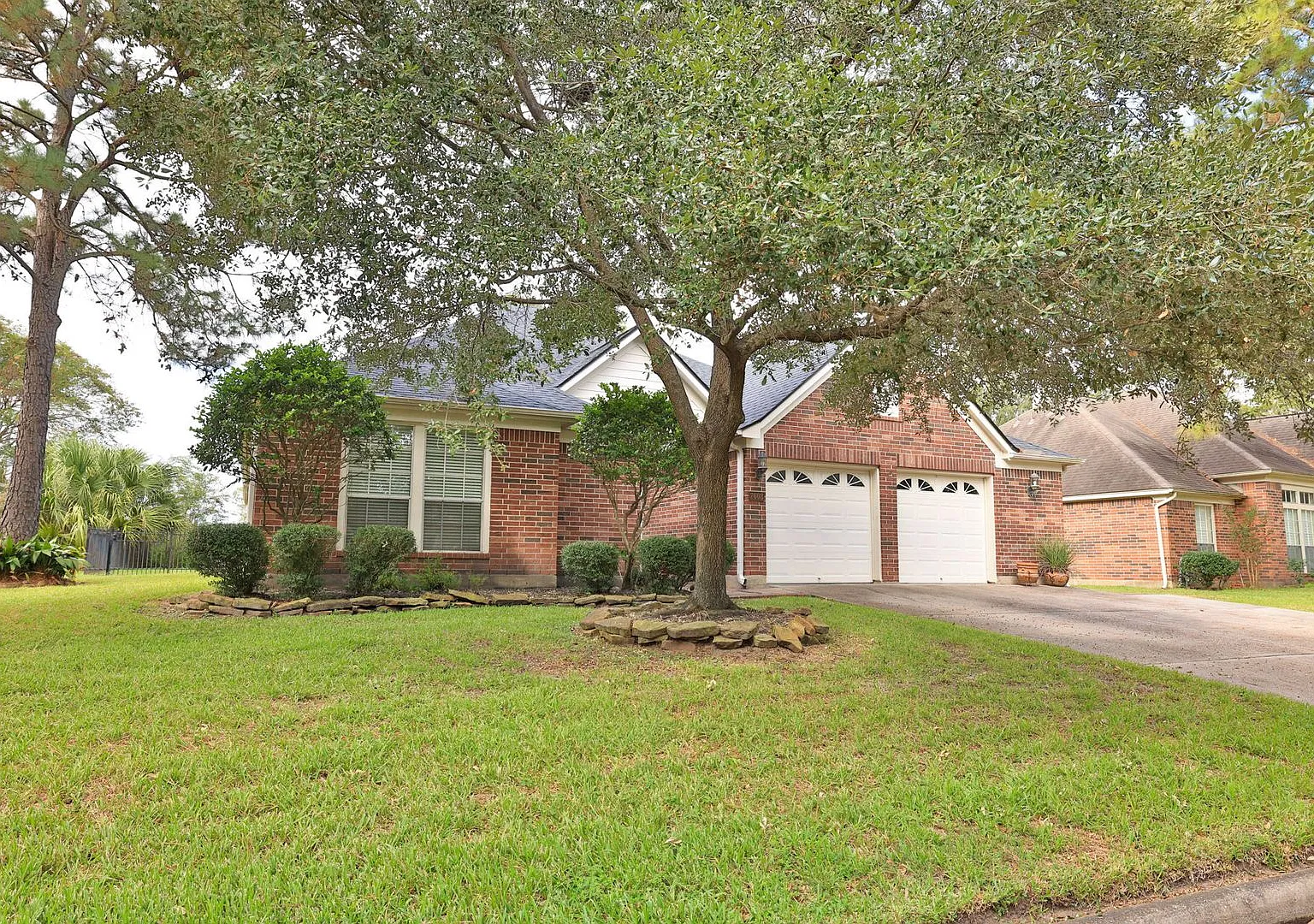 For Lease | 4 Bed, 2 Bath | 2,405 Sq Ft | Beautiful Home on the Golf Corse with a Pool — Photo 3