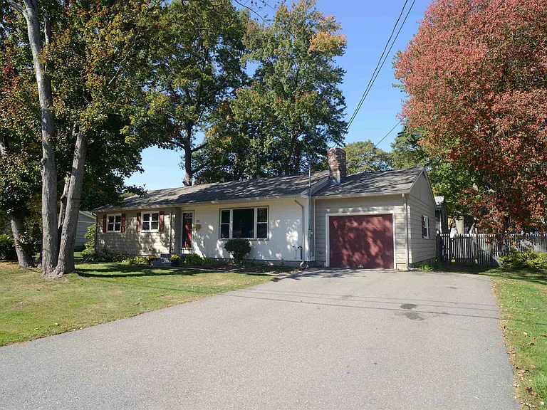 311 McKinley Rd — Photo 2