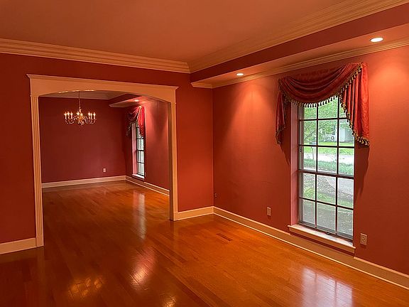 4th image of 417 Marilyn Dr