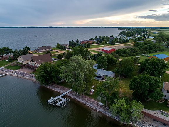 3rd image of 516 W Lake Dr