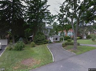 55 Entrance Rd, Roslyn Heights, NY 11577