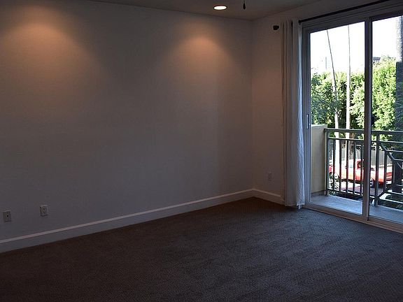 Master bedroom: 13x13' w/new carpet